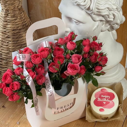 Кустовые розы с бенто тортиком в сумочке