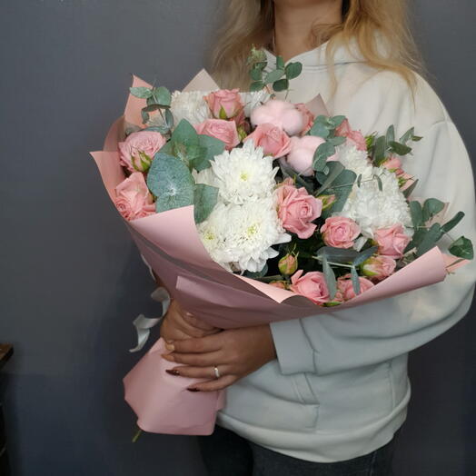 Букет "Любящее сердце" с хризантемой, кустовой розой, эвкалиптом