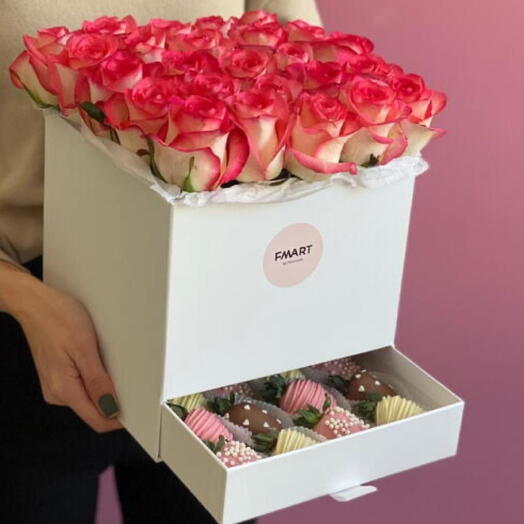 Цветочная шкатулка с клубникой в шоколаде -Джумелия-