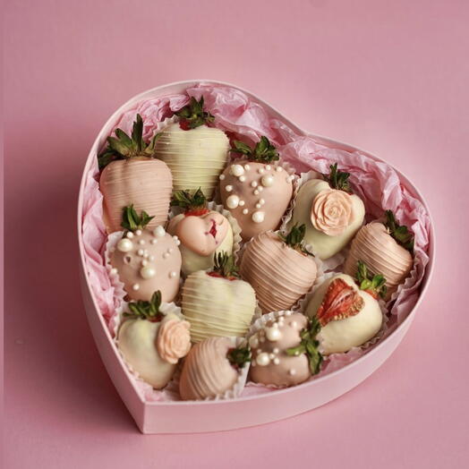 Сердце S из клубники в шоколаде