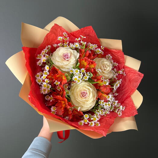 Букет из брассики, танацетума и альстрамерии