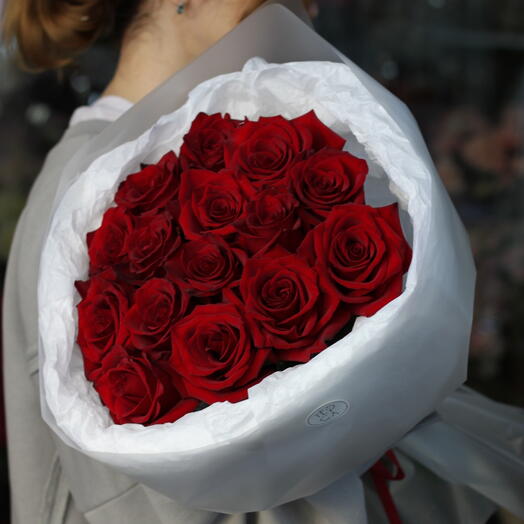 Round bouquet of 15 scarlet roses