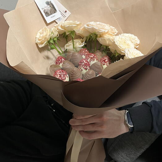 Букет из клубники в шоколаде и кустовых роз «Прекрасный»