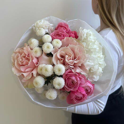 Букет с гортензией, кустовой и французской розой и хризантемой Ньютон 🥥