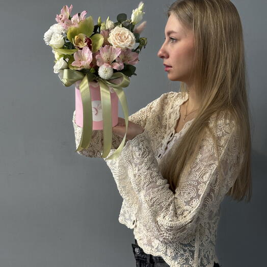 Цветы в коробке с орхидеей