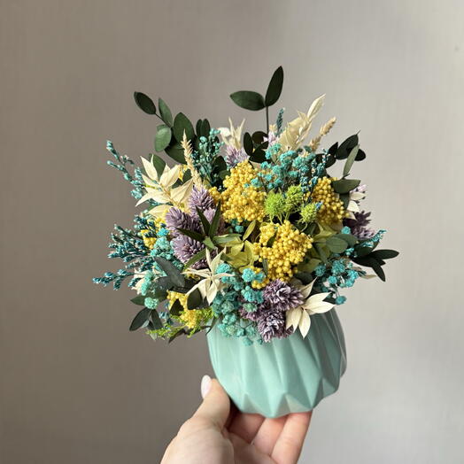 Композиция из сухоцветов и стабилизированных цветов в бирюзово-лимонной гамме