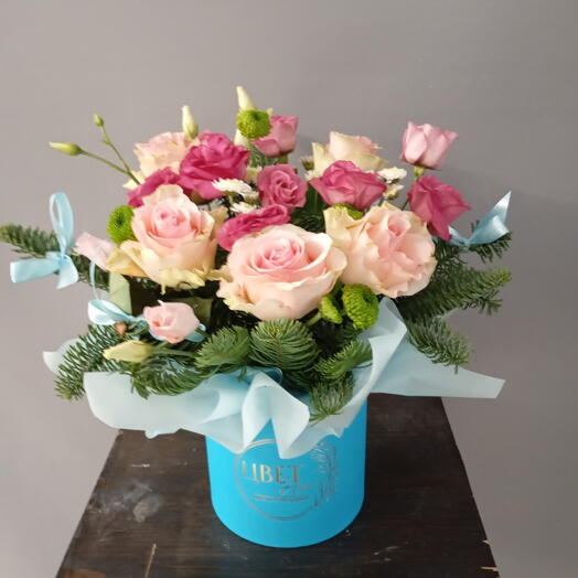 Цветы в голубой шляпной коробке