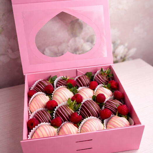 Клубника в шоколаде со свежей малиной