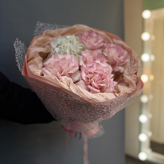 Авторский букет с кустовой розой «Pink Love»