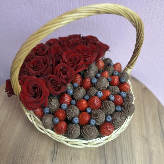 Корзина с клубникой в шоколаде -голубика