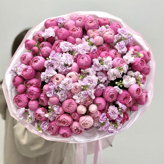 Букет кустовые пионовидные розы с маттиолой