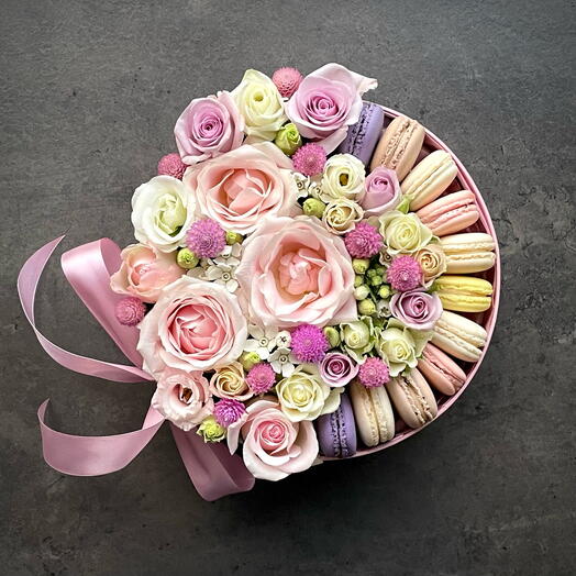 Flowers and macaroons in pink box M