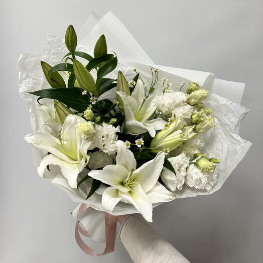 Букет «Белоснежка» с лилиями и эустомой