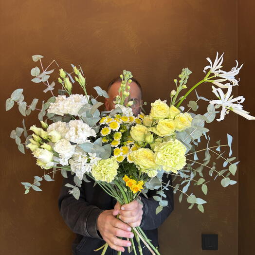 Букет с нарциссами, кустовой розой, нерине, лизиантусом ароматный большой букет