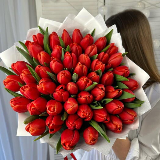 Букет красных тюльпанов 51 штука в дизайнерской упаковке