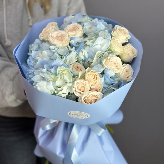 Букет из гортензий и кустовых роз S
