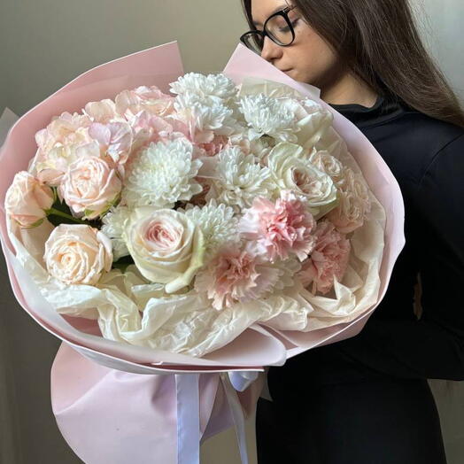 Сборный букет с пионовидной розой , хризантемой , гвоздикой