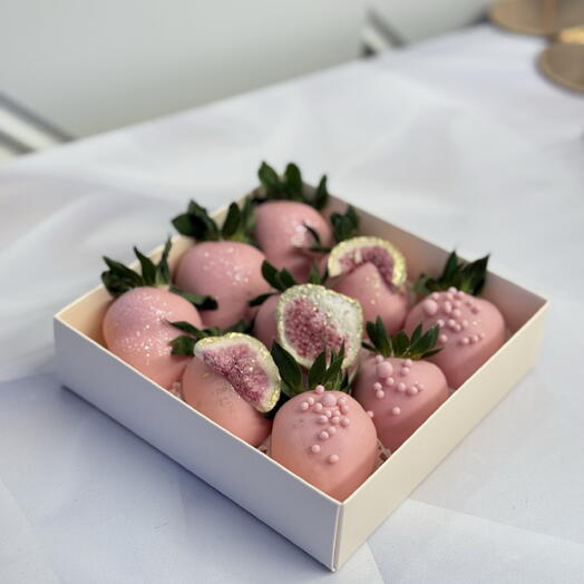 Клубника в розовом шоколаде 9-12 шт с инжиром