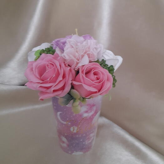 Мини букет из бутонов роз и камелий на основе мыльной пены