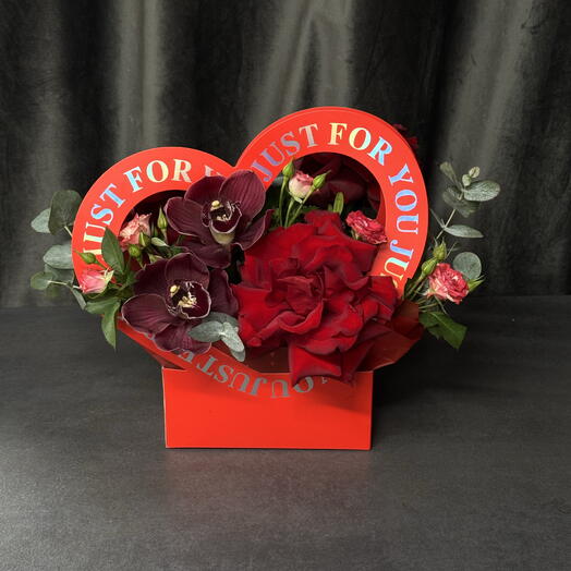 Композиция сердце с орхидеей