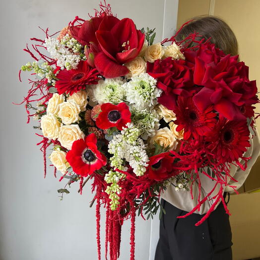 Букет в форме сердца с ранункулюсами пиновидными , анемонами и сиренью