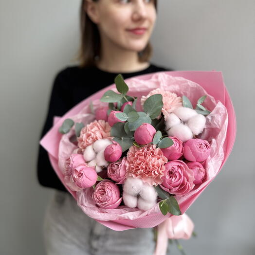Нежный букет с хлопком, пионовидной кустовой розой Сильва Пинк и гвоздиками