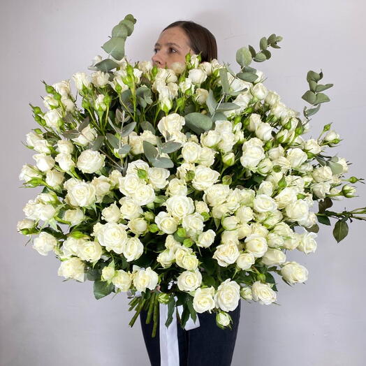 37. Букет из белых кустовых пион роз и эвкалипта