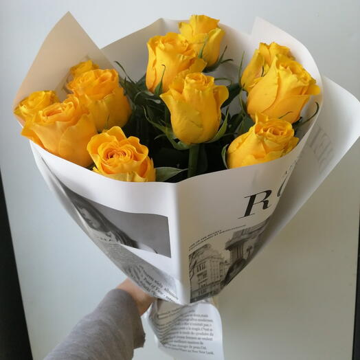 11 жёлтых роз в упаковке