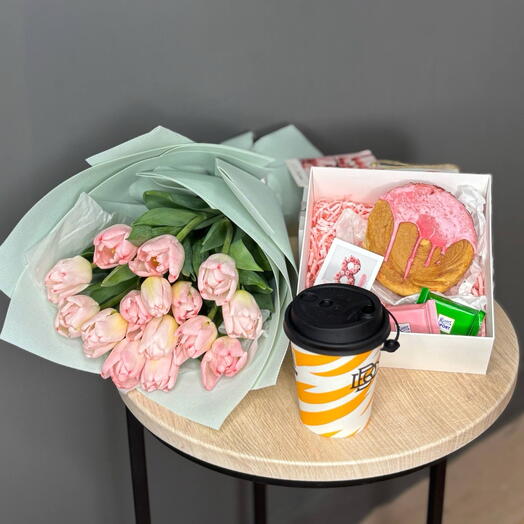 Милый праздничный набор с букетом тюльпанов и ароматным кофе