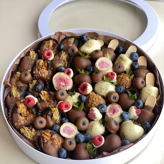 Клубника, финики и бананы в молочном шоколаде Callebaut