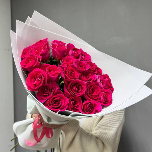 25 розовых роз
