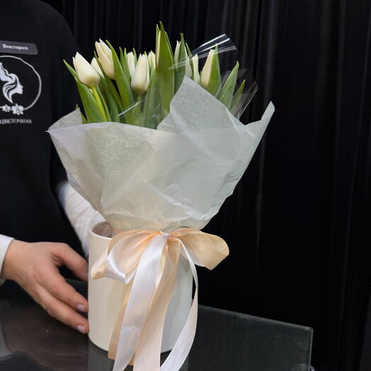 Тюльпаны в белой коробке