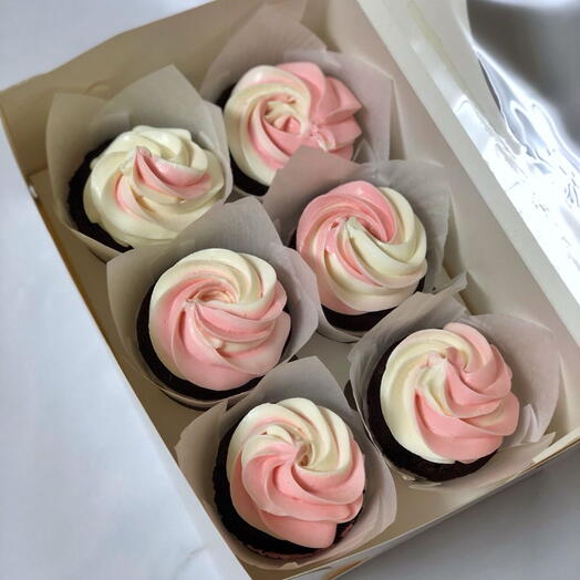 6 розово-белых капкейков