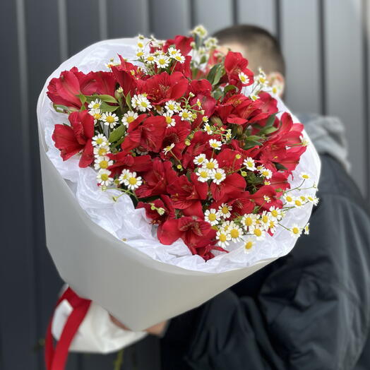 Букет красных альстромерий с ромашкой