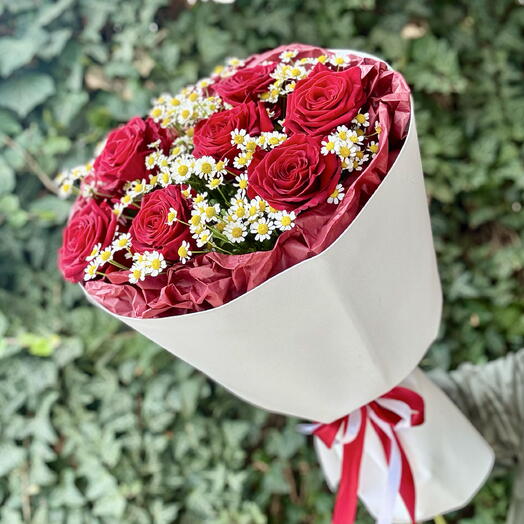 Букет ароматной красной розы с маленькой нежной ромашкой💝