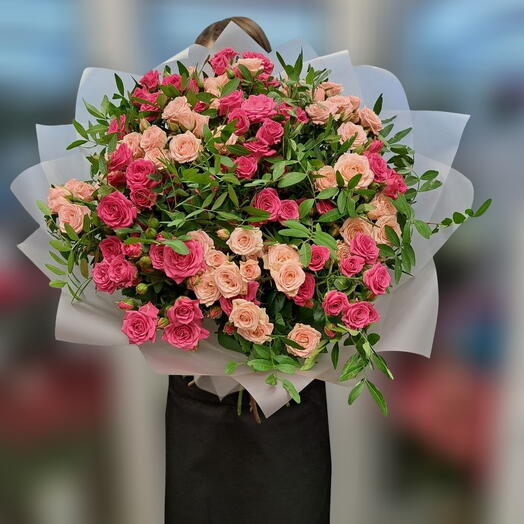 Сборный букет из кустовых роз сорта спрей