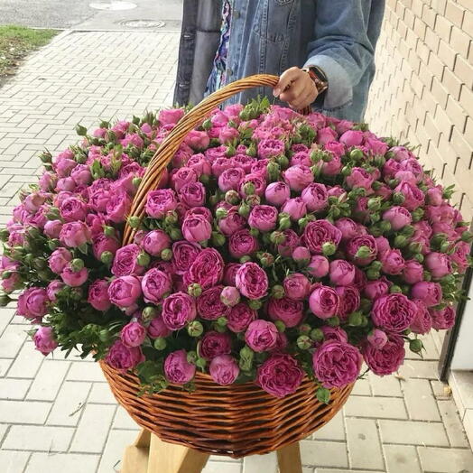 Пионовидная кустовая Роза в корзине