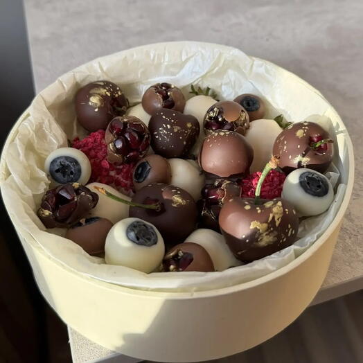 Клубника ,черешня,гранат,голубика в шоколаде