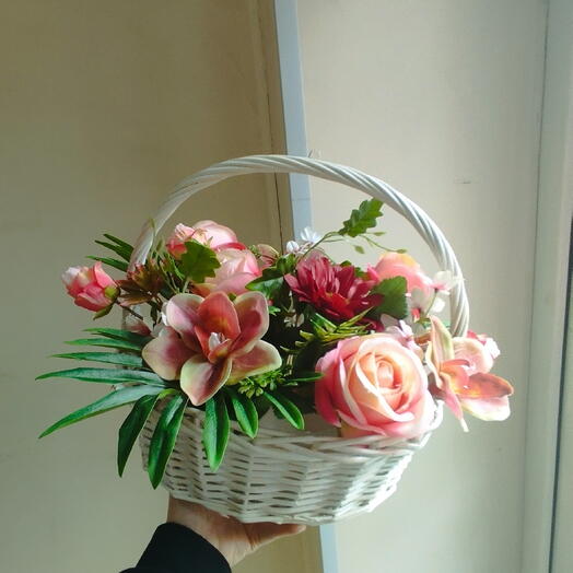 Корзина из искусственных цветов