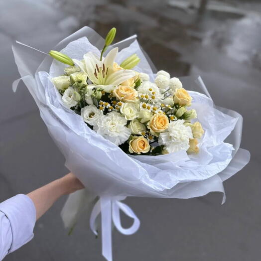 Букет с лилией и кустовой розой