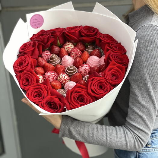 Букет из клубники и цветов 💔