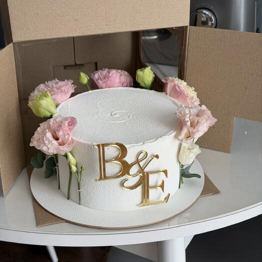 Торт на день рождение 2 кг с живыми цветами