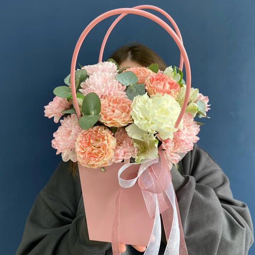 Розы с хризантемами в сумочке🥰