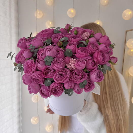 Цветы в коробке: Пионовидные кустовые розы розовые и веточки эвкалипта🌸 Размер М