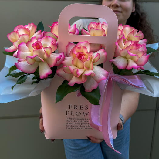 Французские розы в сумочке L + сладкий подарок 🎁