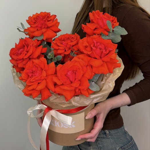 Коробка из красных французских роз и эвкалипта