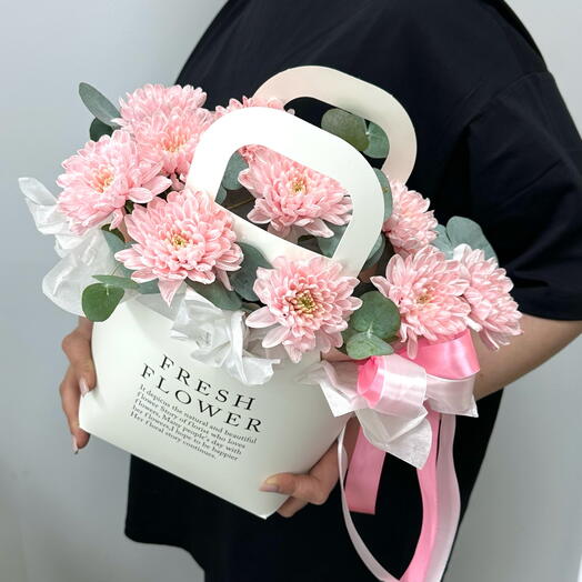 Композиция из хризантем в сумочке fresh 🌺
