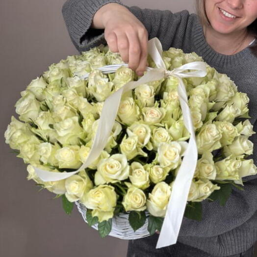 Корзина из 101 белой розы