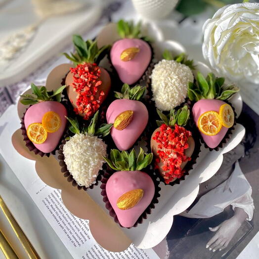 Chocolate-covered strawberries with almonds (9 pieces)