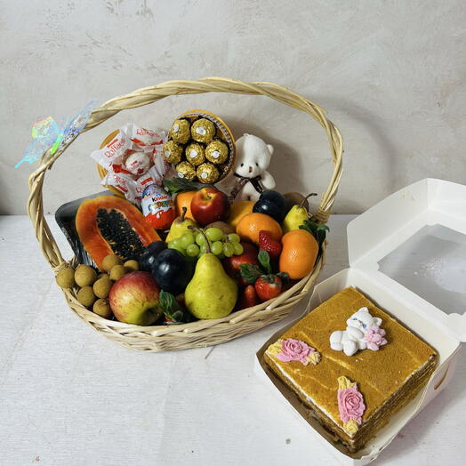 Комбо медовик и корзина с фруктами